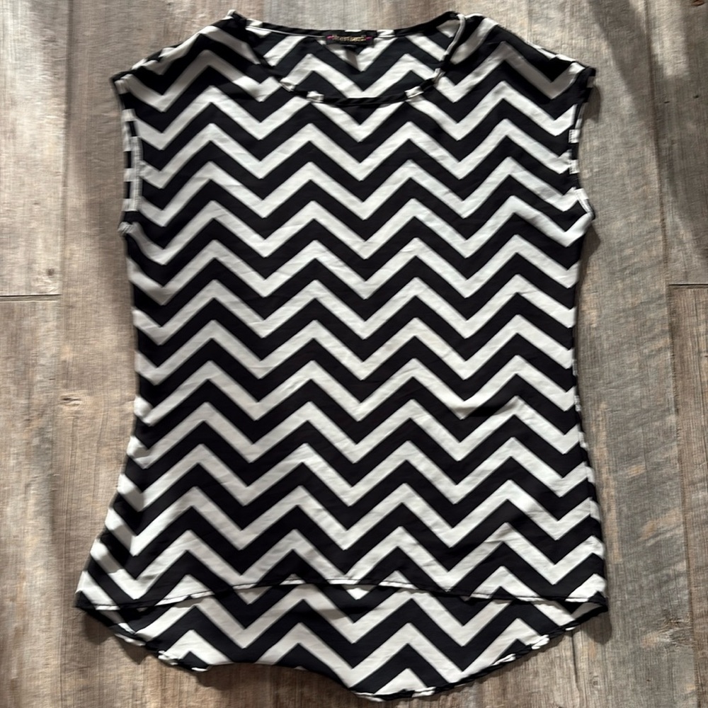 Heartsoul chevron women’s top hi low Size small